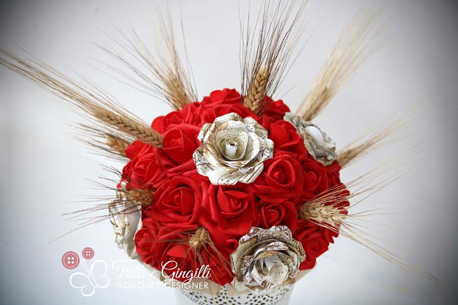 Bouquet alternativo di rose rosse e di carta con spighe di grano