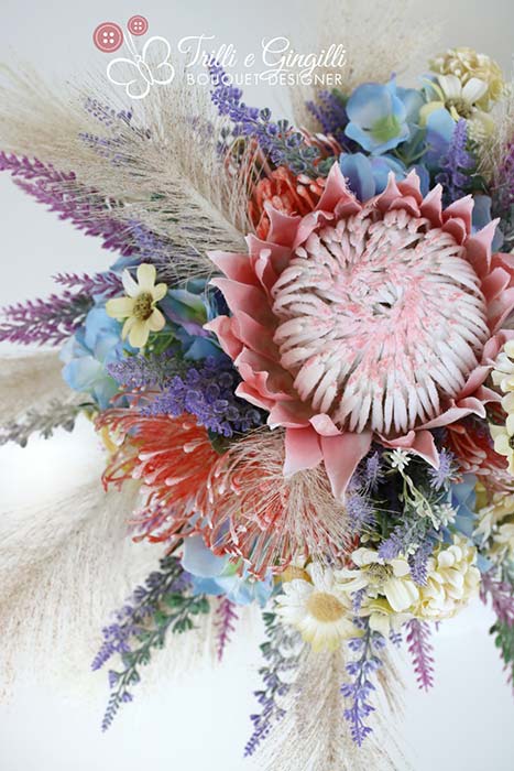 Bouquet alternativo con fiori misti e protea gigante