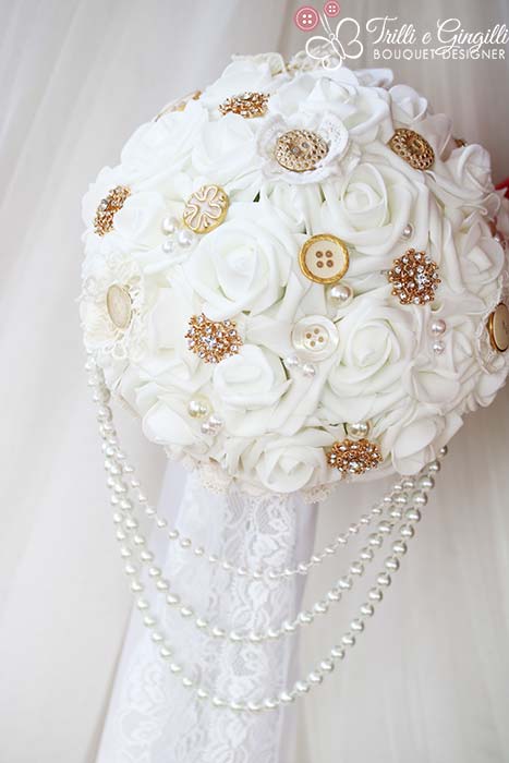 bouquet sposa bianco di rose e perle