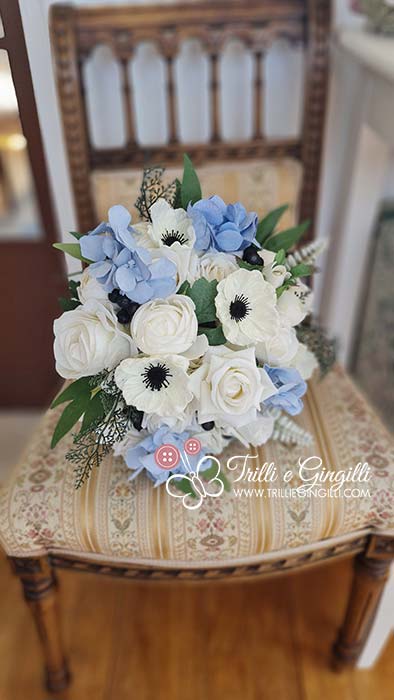 Bouquet sposa boho chic bianco e azzurro con anemoni