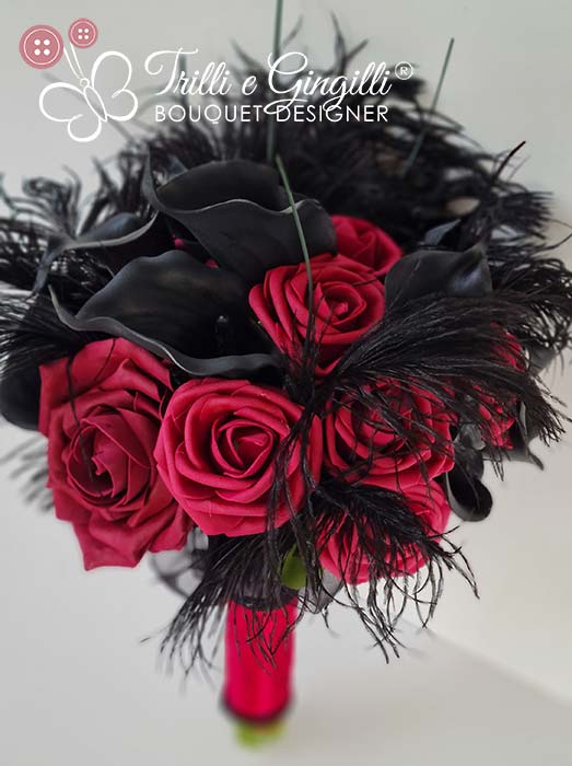 Bouquet di rose rosse e piume nere