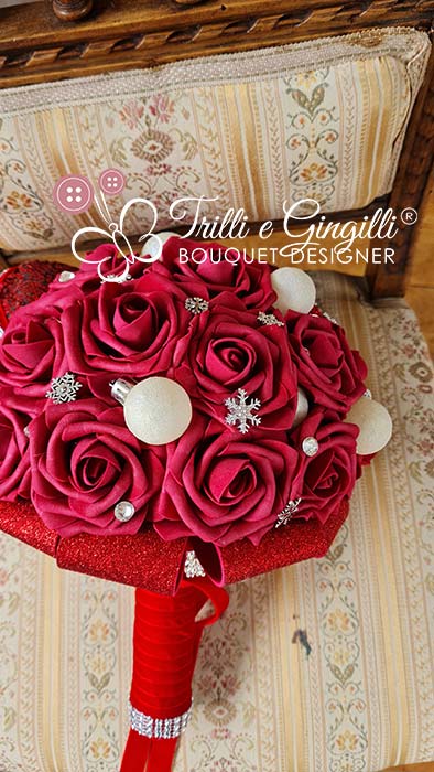 Bouquet di rose rosse a tema Natale