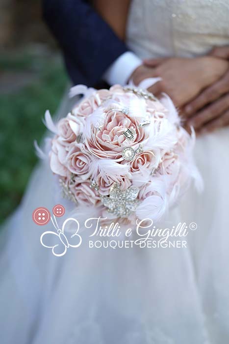 Bouquet sposa con peonie rosa e piume bianche