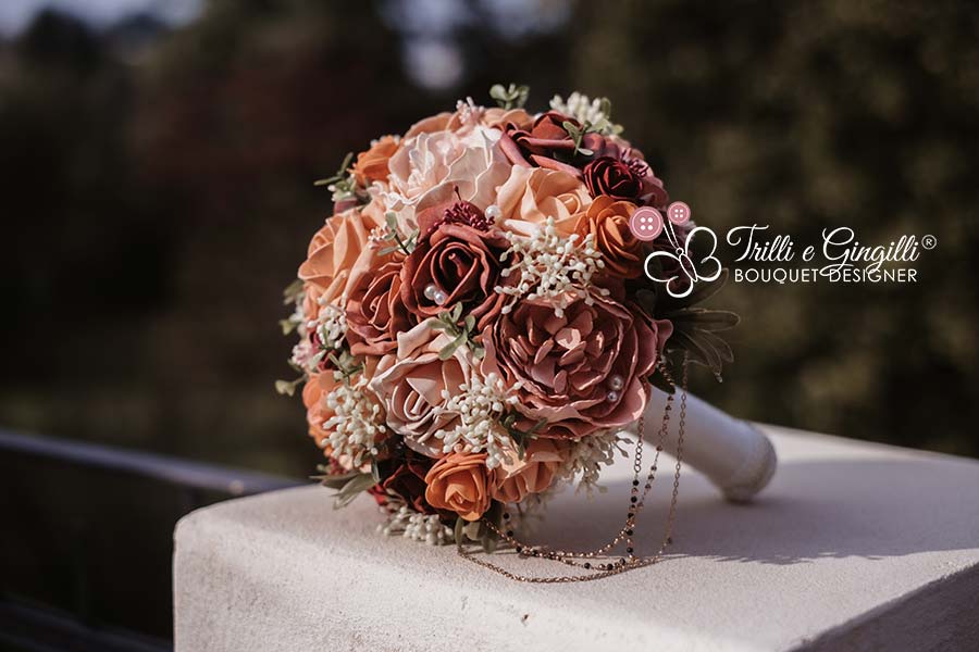Bouquet sposa di peonie color rosa e arancio