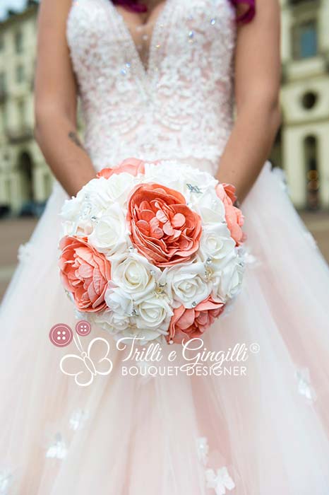 Bouquet sposa con peonie e rose bianche