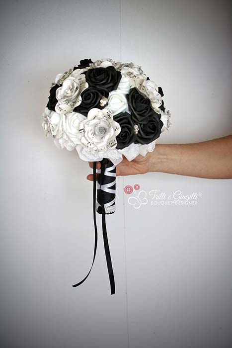 bouquet sposa di rose bianche e nere
