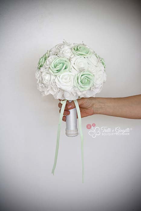 bouquet sposa di rose bianche e verde tiffany