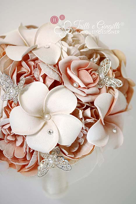 bouquet sposa di rose frangipani e farfalle argento