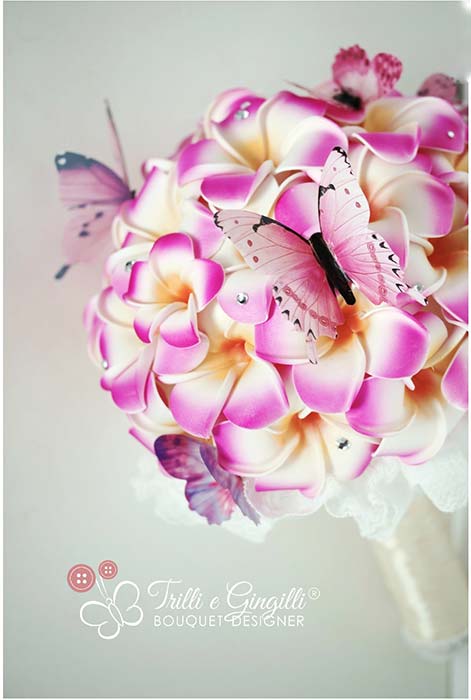 Bouquet sposa con frangipani rosa e farfalle di seta