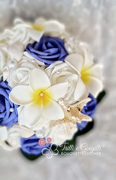 bouquet a tema mare con rose frangipani perle conchiglie stelle marine