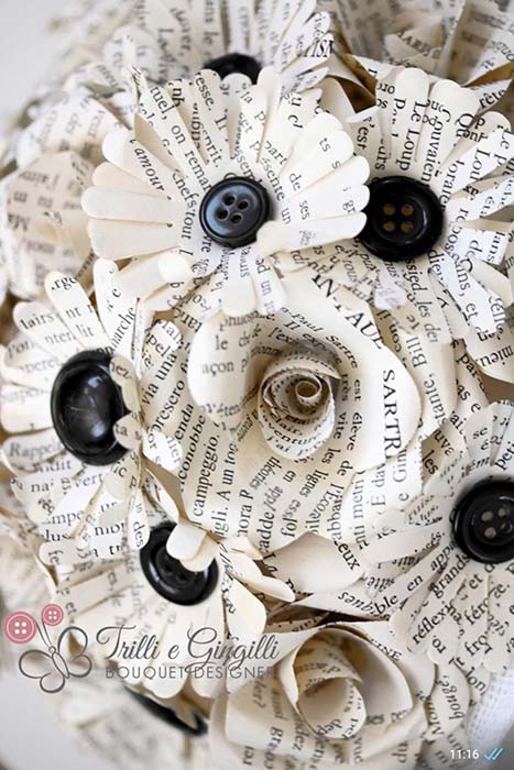 Bouquet a tema musica rock con fiori di carta realizzati con testi di canzoni